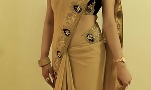 HOT GIRL SAREE WEARING and Showing the brush NAVEL and BACK
